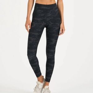 Vuori Clean Elevation Legging, Black Camo, size XS